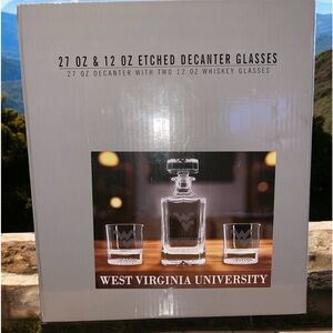 West Virginia University Decanter and glass set!
Brand New.Great for your Bar.